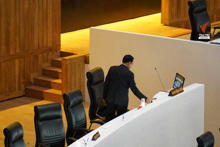 PM-Prayut-walk-out.jpg