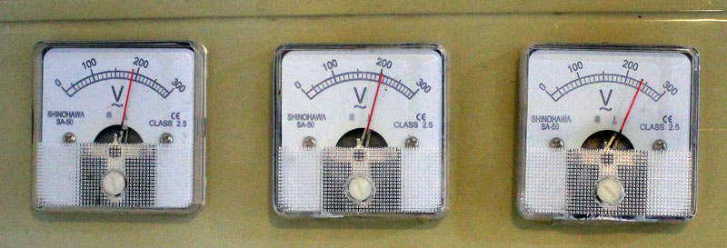 wIMG_8228_voltage-meters.jpg.97f84c39119861e791dc4afd5dd7f00b.jpg