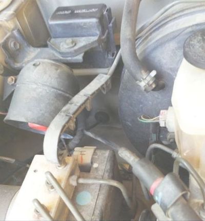 1437278550_IntoEngineCompartment400.jpg.8953db91a0fecb7b7751b0aee27fca6a.jpg