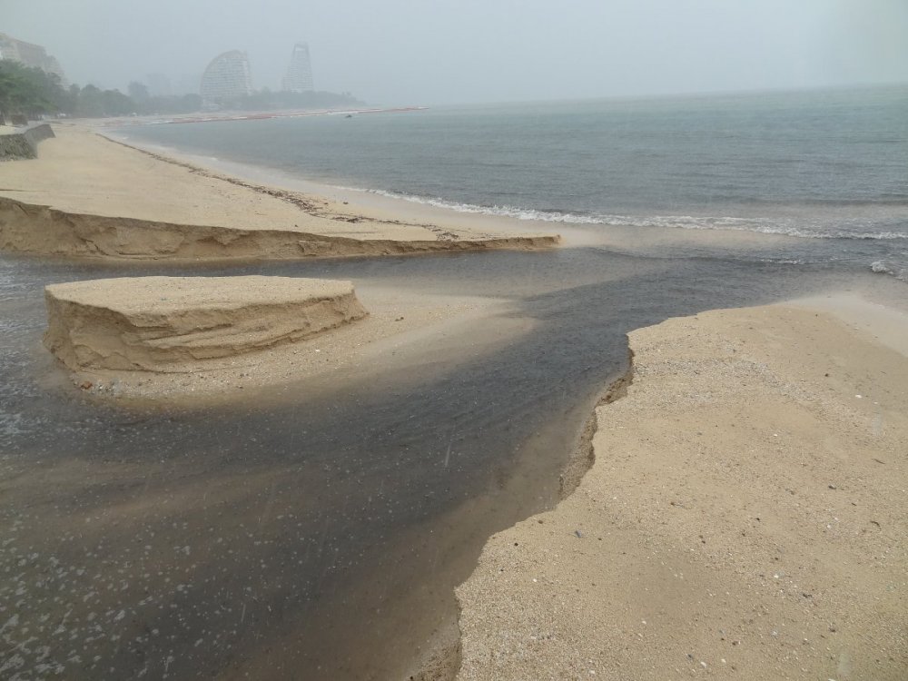 Sewer Water flowing onto Wongamat Beach.JPG