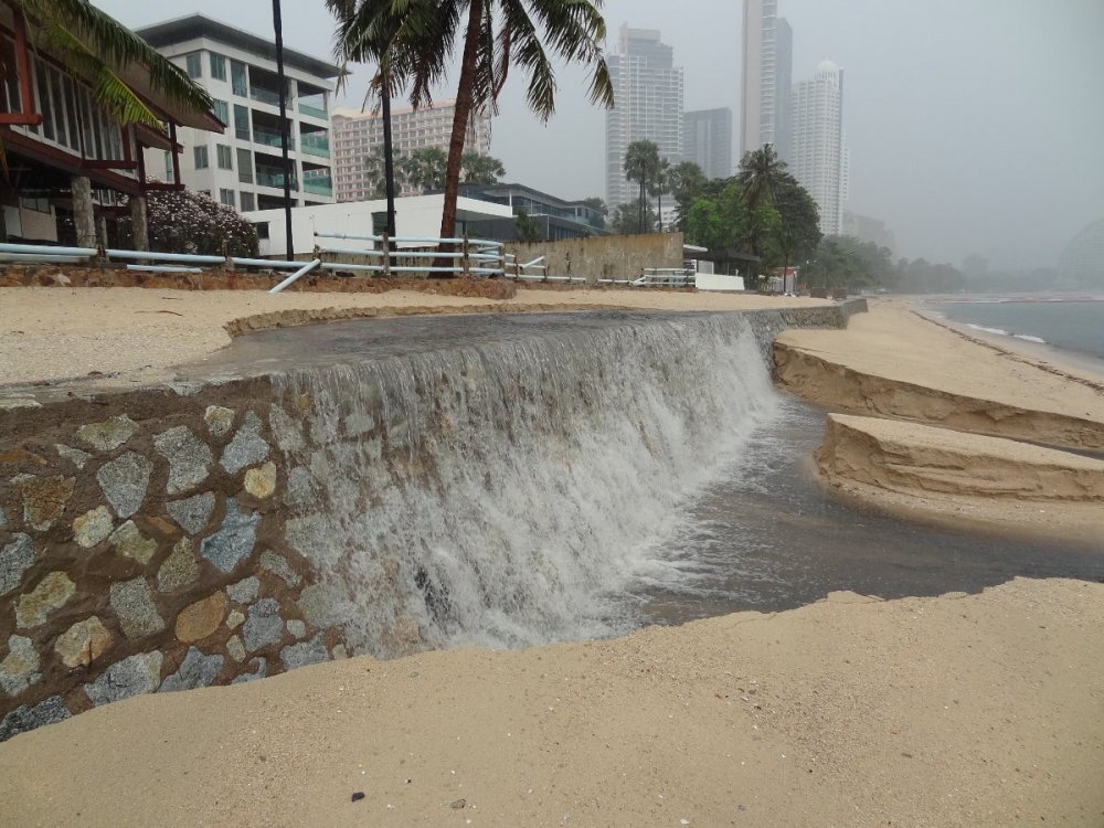 Wongamat Beach Sewer leak.JPG