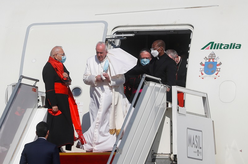 2021-03-05T111451Z_1_LYNXNPEH240LS_RTROPTP_4_POPE-IRAQ-ARRIVAL.JPG