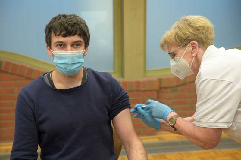 2021-03-15T195328Z_3_LYNXMPEH2E19N_RTROPTP_4_HEALTH-CORONAVIRUS-GERMANY-VACCINE.JPG