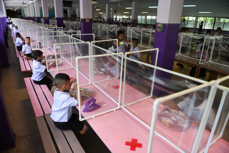 tag_reuters.com,2020_newsml_LYNXMPEG6033A_12020-07-01T090742Z_1_LYNXMPEG6033A_RTROPTP_3_HEALTH-CORONAVIRUS-THAILAND-SCHOOL.jpg
