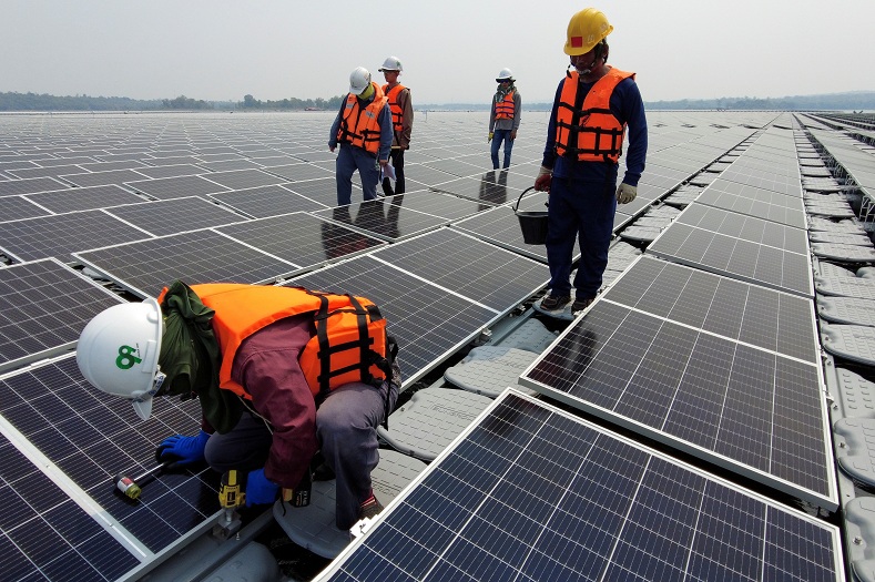 2021-04-20T053249Z_2_LYNXMPEH3J05T_RTROPTP_4_EARTH-DAY-THAILAND-HYDROSOLAR.JPG