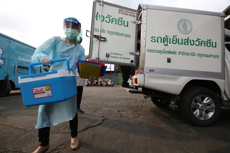 รถตู้เย็นส่งวัคซีน.jpg
