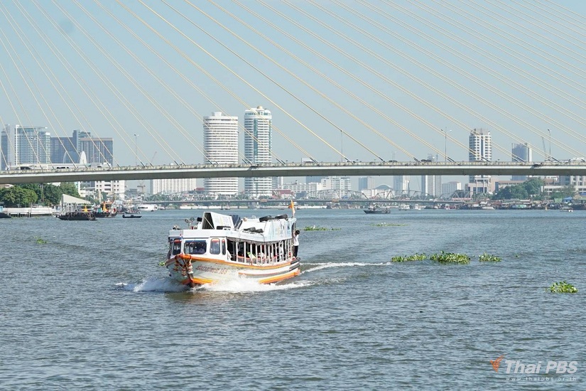เรือด่วนเจ้าพระยากลางแม่น้ำ..jpg