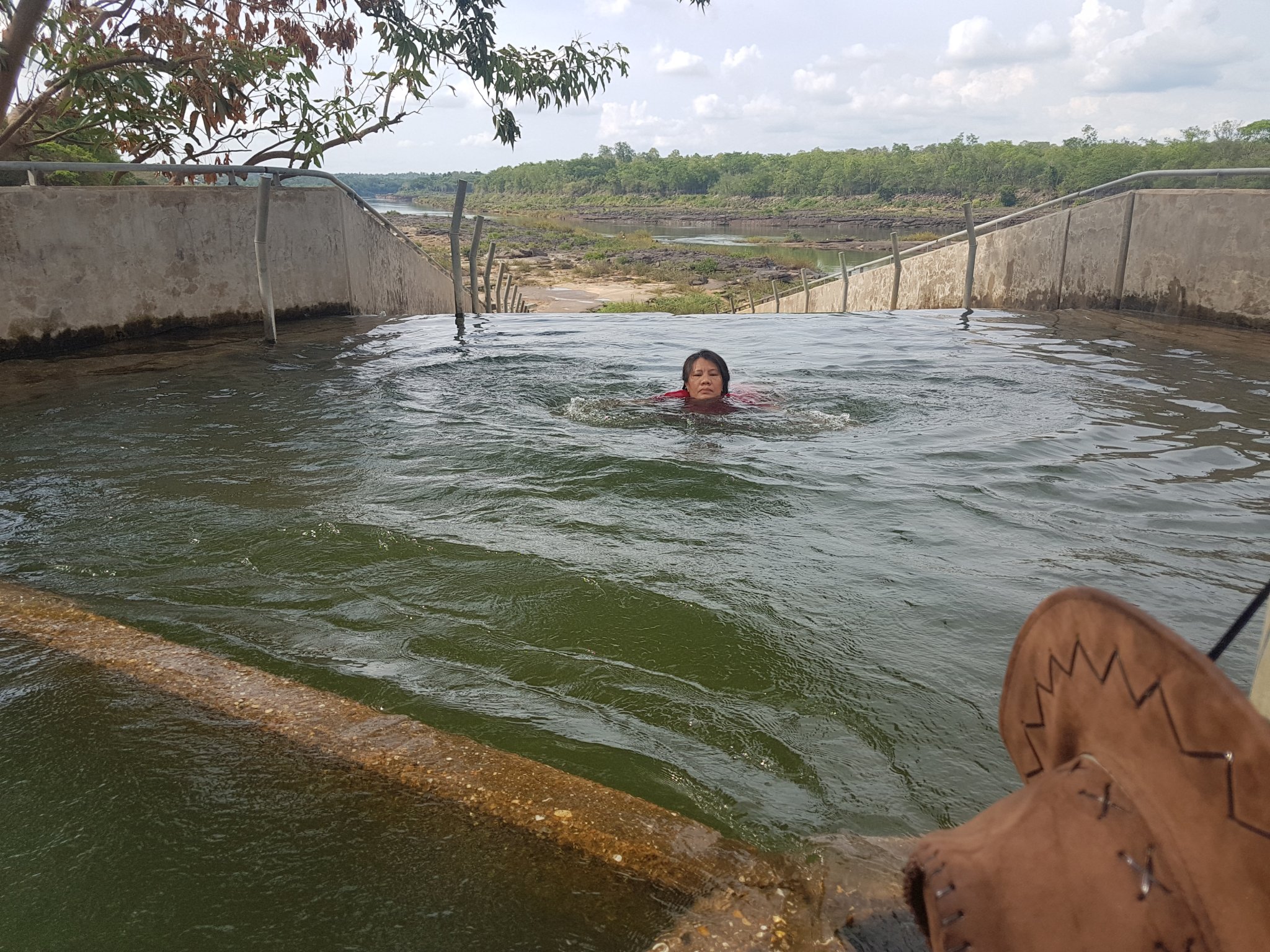 Isaan infinity pool.jpg