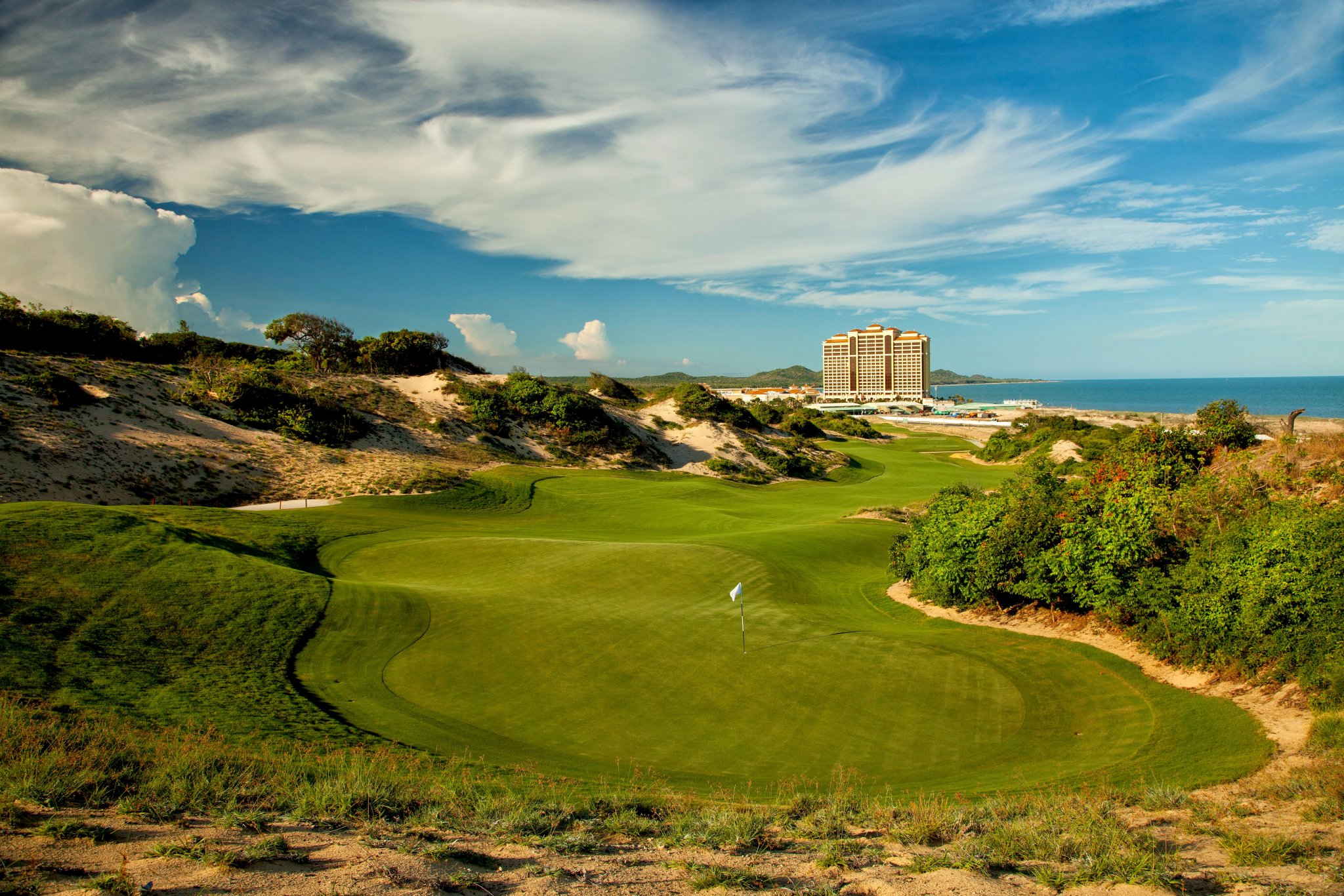 The Bluffs at HO TRAM Hole18 - Main Photo.jpg