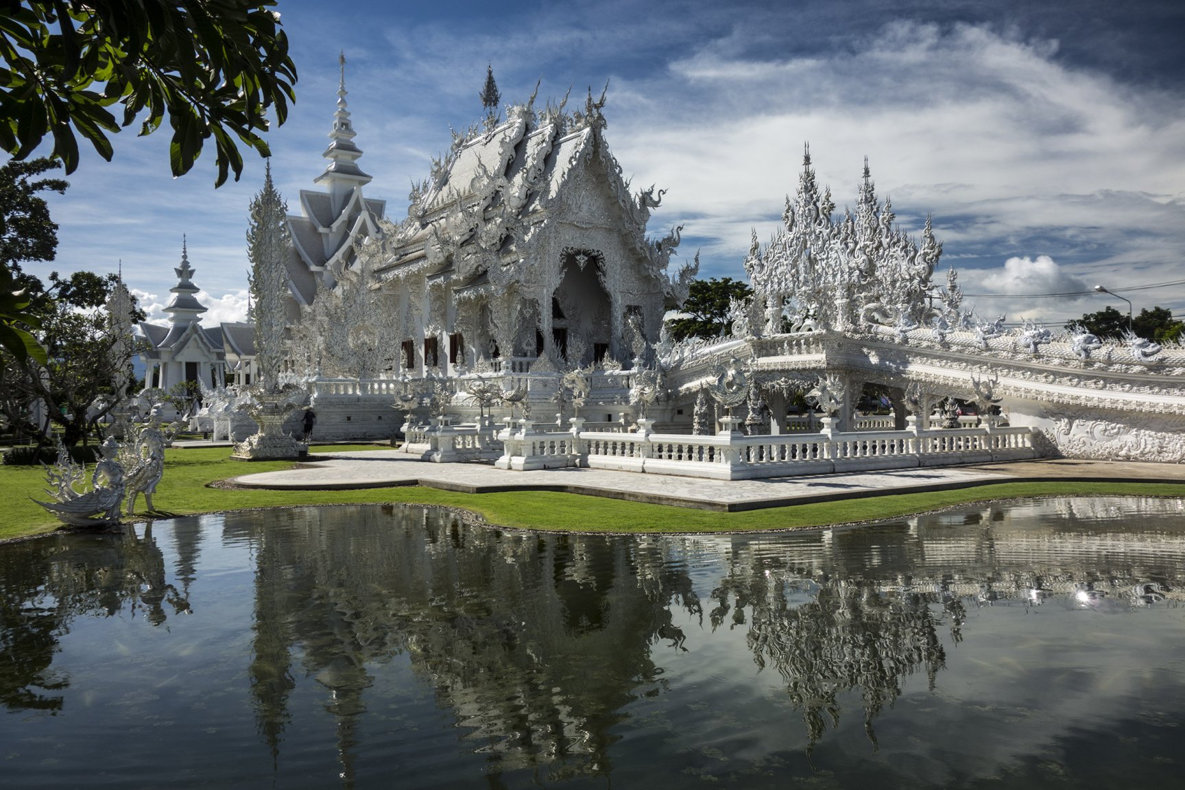 White Temple - Wat Rong Khun (DSC01699).jpg