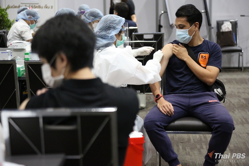 ประชาชนเข้ารับการฉีดวัคซีน-COVID-19..jpg