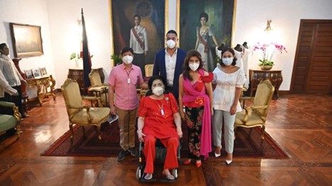 1306261755_MayorFrancisZamorawiththeMarcoses(fb.comMayorFrancisZamora.1).jpg.be6f64a9d5189a38fa5549abda2fb875.jpg