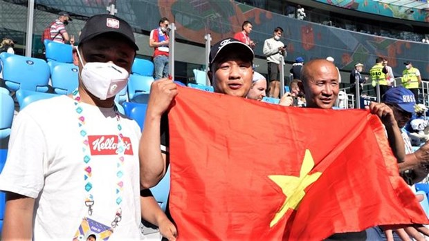 1394384546_HoangVanPhu(middle)andNguyenDucVuong(right)holdingVietnamsflagatVladivostok.png.edde23f287abd1ea877e74458907a324.png
