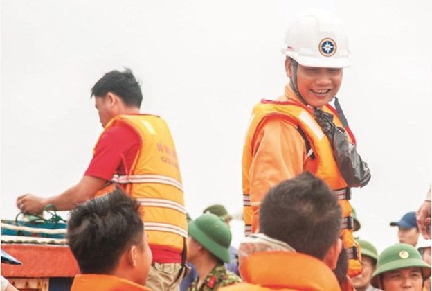 1618817829_TranVanKhoi(R)awardedthe2021IMOExceptionalBraveryatSeaawardforhiseffortstorescuecrewmembersonsunkenVIETSHIP.jpg.a38af7be7d6b29848aa85ab11559dacb.jpg