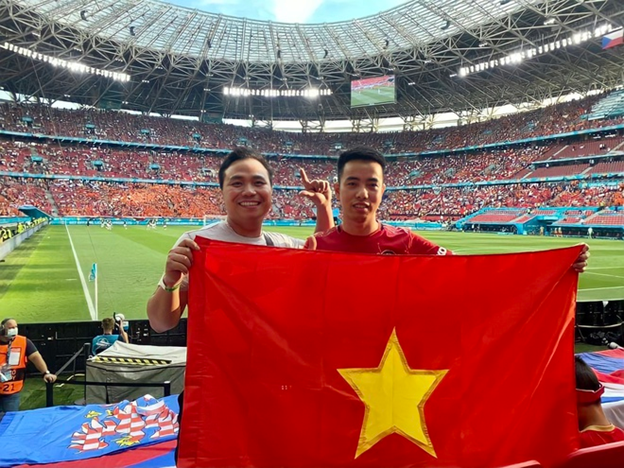 1966468503_TaiNguyen(right)andhisfriendatPusksArnastadium.PhotoZingnews.png.9b01250e6b2b3dc8666085a25c5733c2.png