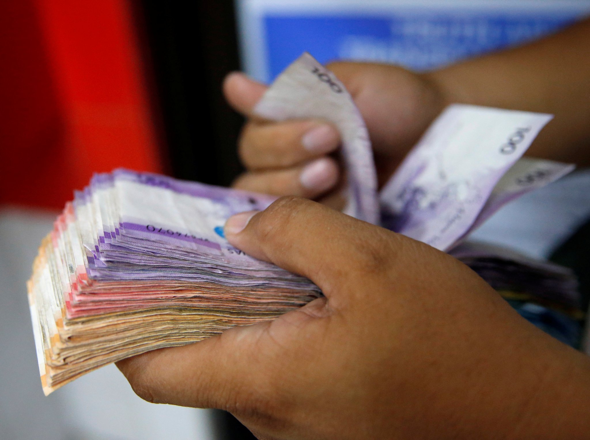 2021-06-09T020825Z_1_LYNXNPEH58025_RTROPTP_4_PHILIPPINES-ECONOMY-REMITTANCES.thumb.JPG.d93b5ac18c472474f62aeab622c38679.JPG