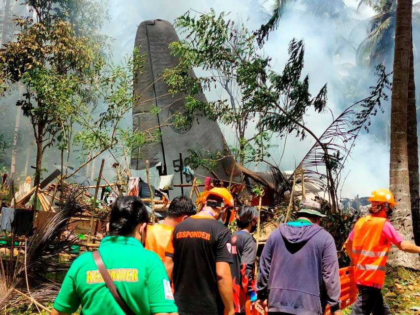 2021-07-04T084123Z_1_LYNXNPEH63033_RTROPTP_4_PHILIPPINE-AIRPLANE-CRASH.JPG.aad978259940655e2c54afb23ccefc71.JPG