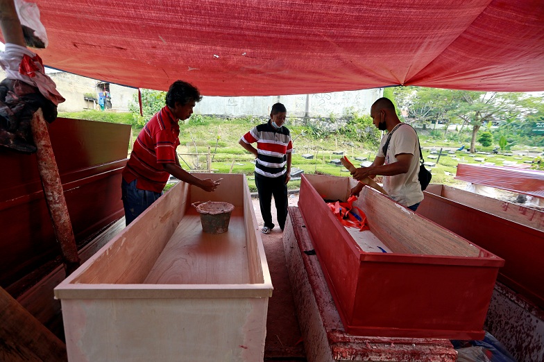 2021-07-06T070933Z_1_LYNXNPEH65083_RTROPTP_4_HEALTH-CORONAVIRUS-INDONESIA-COFFIN.JPG