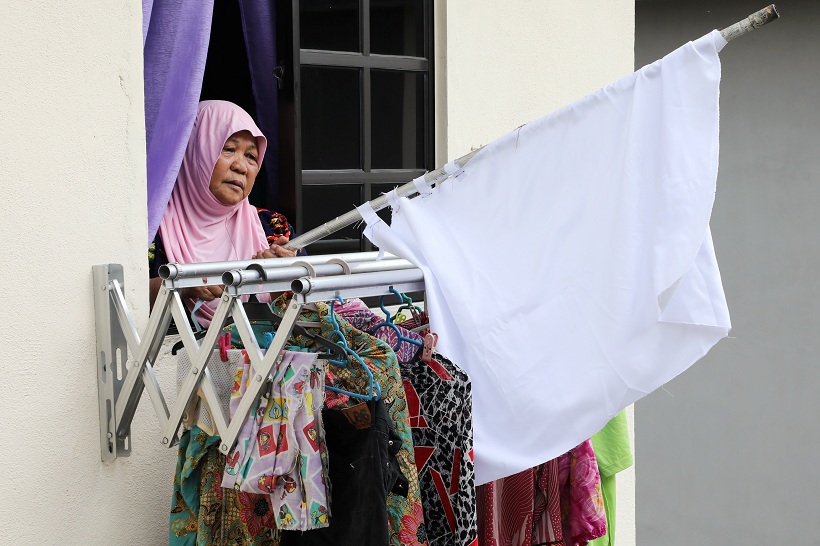 2021-07-07T080109Z_1_LYNXNPEH660AA_RTROPTP_4_HEALTH-CORONAVIRUS-MALAYSIA-WHITE-FLAG.JPG