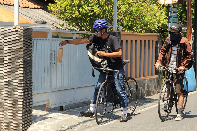 2021-07-30T020325Z_1_LYNXMPEH6T02I_RTROPTP_4_HEALTH-CORONAVIRUS-INDONESIA-BIKE-MESSENGERS.JPG