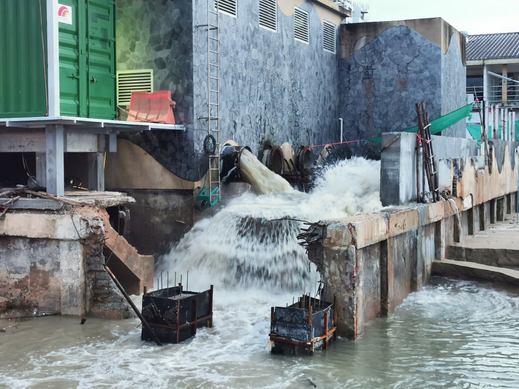 Sewage flowing out of the Pattaya Beach facility. .jpg