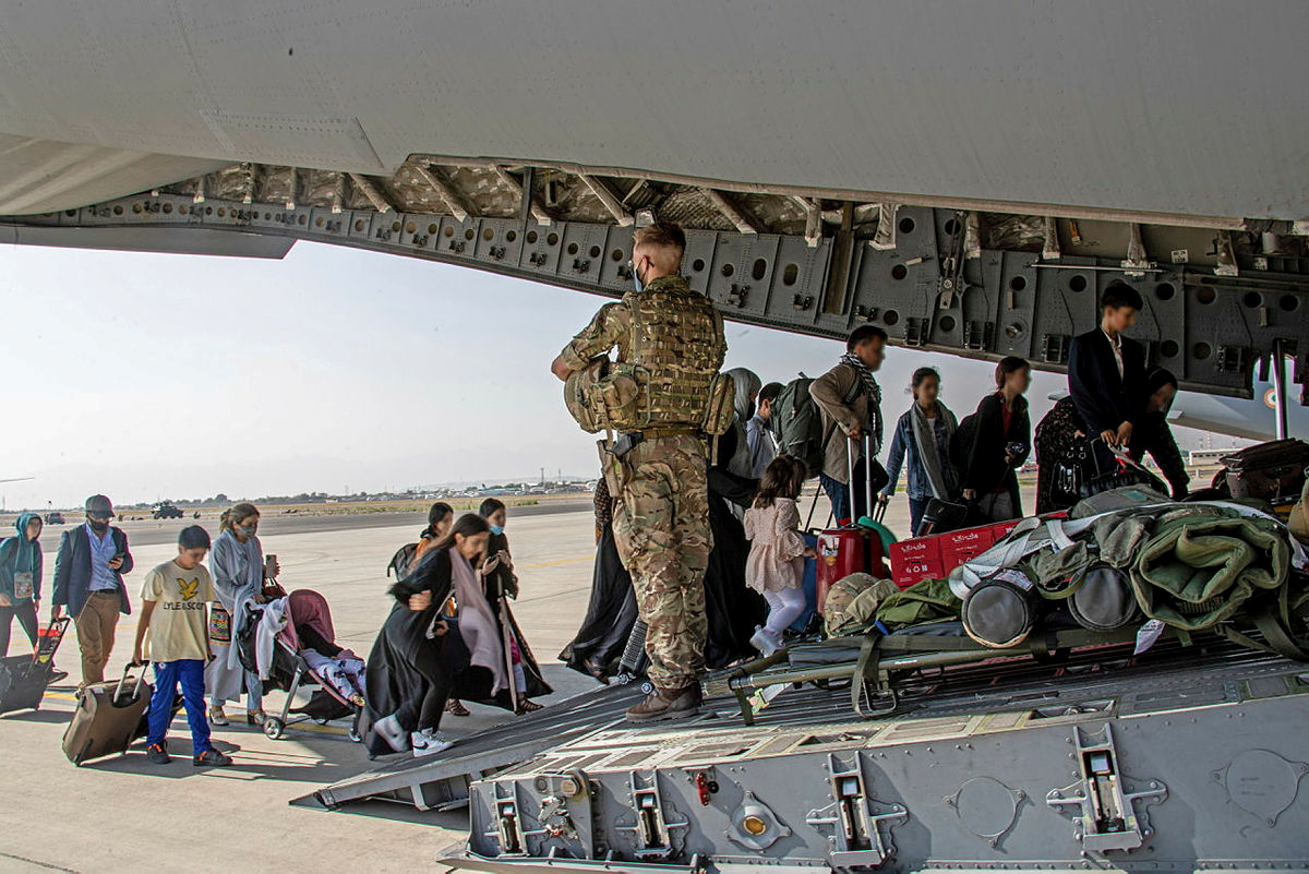 2021-08-17T213438Z_1_LYNXMPEH7G13H_RTROPTP_4_AFGHANISTAN-CONFLICT-BRITAIN-EVACUATION.JPG.daaed82ef94c07dc0bc9957edfbfbeb6.JPG