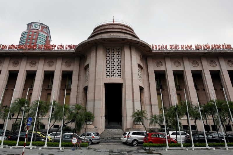 2021-08-27T081918Z_1_LYNXMPEH7Q0A6_RTROPTP_3_VIETNAM-ECONOMY-CENBANK.JPG