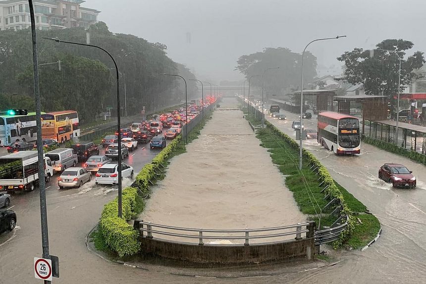 Flash-Floods-in-Singapore-17-April-2021-Photo-Roads-SG-Facebook.jpg.fb7662092bc8d7ac9e4c01ac80f51e58.jpg