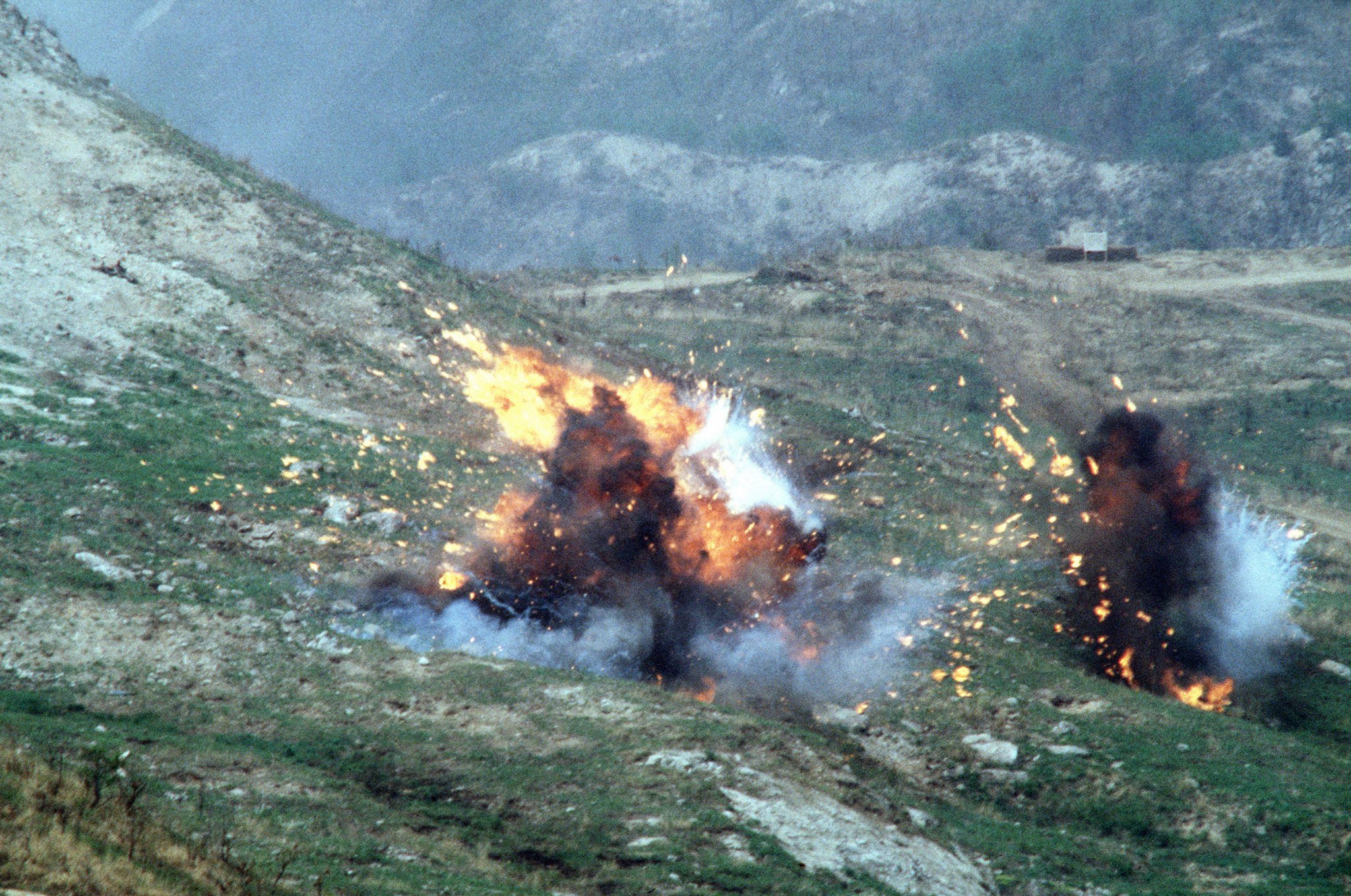 Naplam_explodes_following_ROK_airdrop.thumb.jpg.362810d7cfa05994bc8de8858e1c5a5f.jpg