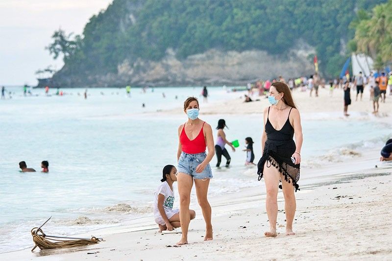 boracay-island-tourists_2021-03-02_21-38-38.jpg