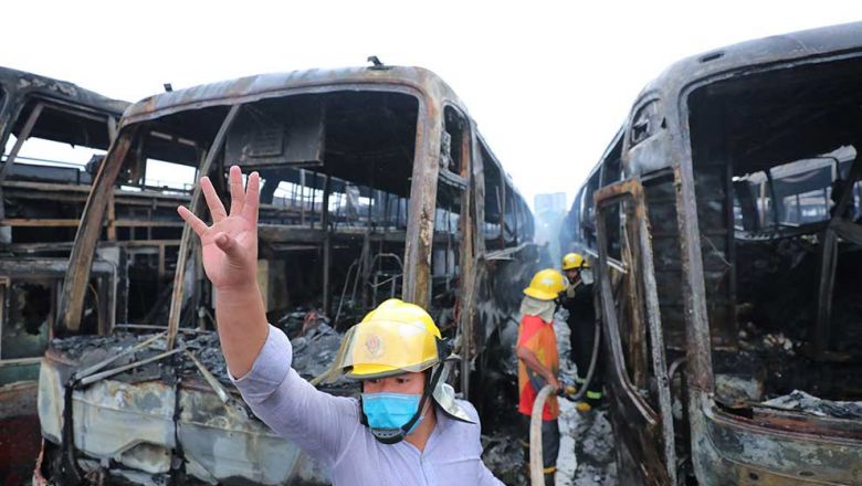 fire_kills_one_and_destroys_23_buses_in_phnom_penhs_chroy_changvar_district_and_commune_on_friday._hong_menea.jpg.02db263964531250667e07aa16a61943.jpg