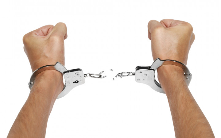 thumb_720_450_hands-and-breaking-handcuffs_shutterstock_58240561.jpg.a25ff7b13154101e9951bc0cdfb685dc.jpg