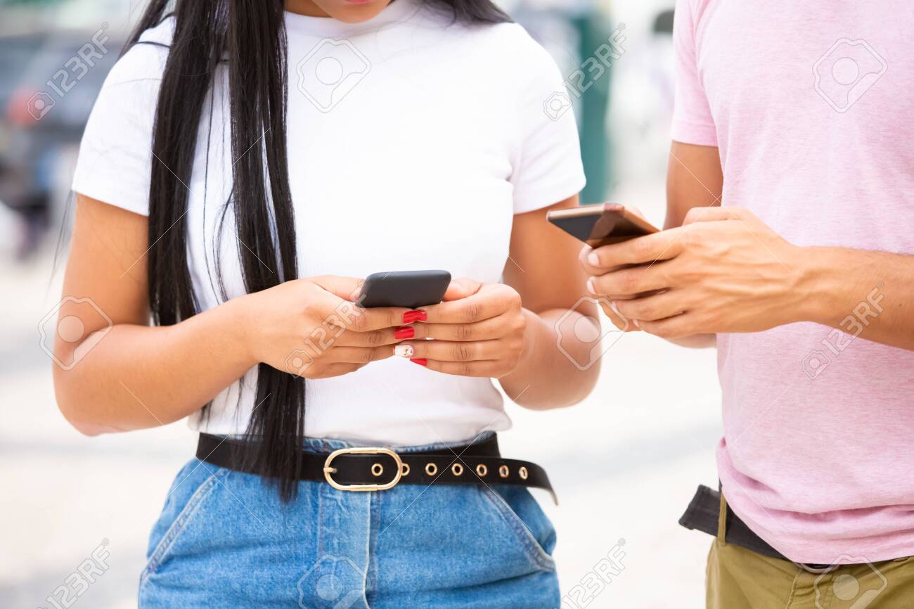 140669301-cropped-shot-of-young-people-using-smartphones-on-street-two-people-texting-on-modern-phones-technol.jpg.55d5167a969873026245f2b3fd81f4a8.jpg