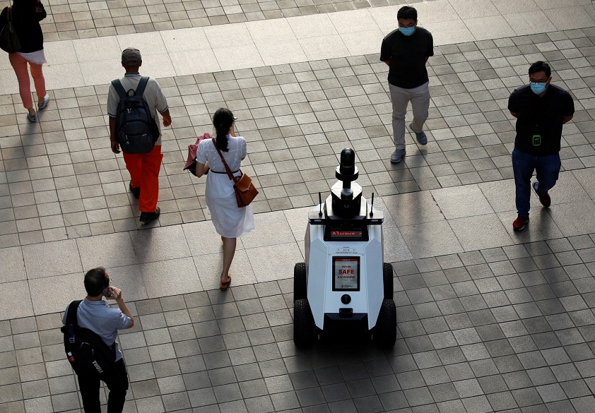 2021-09-06T121216Z_1_LYNXMPEH850F7_RTROPTP_4_SINGAPORE-ROBOT-CRIME.JPG