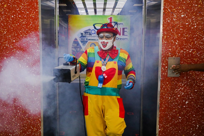 2021-09-14T010330Z_1_LYNXMPEH8D00R_RTROPTP_4_HEALTH-CORONAVIRUS-MALAYSIA-CLOWN.JPG