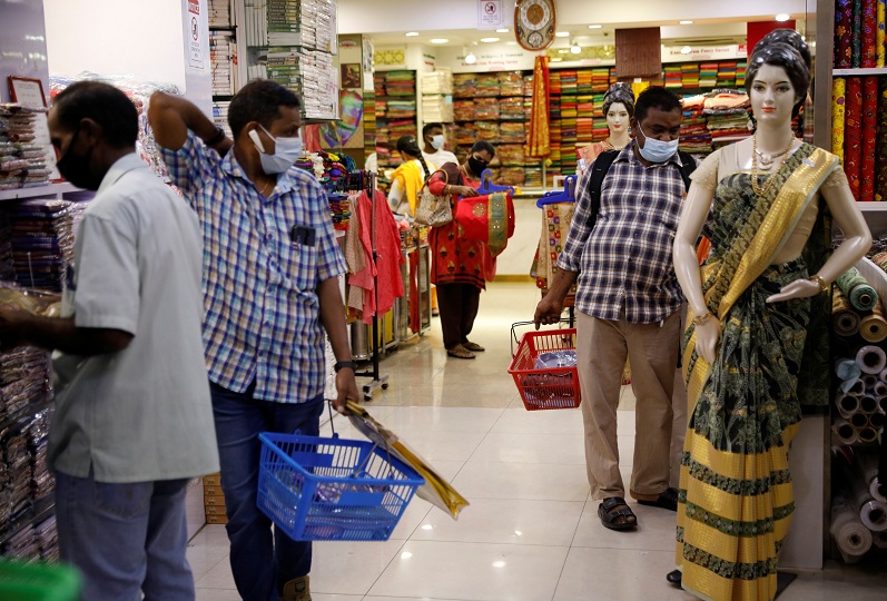 2021-09-15T071729Z_2_LYNXMPEH8E088_RTROPTP_4_HEALTH-CORONAVIRUS-SINGAPORE-MIGRANTS.JPG