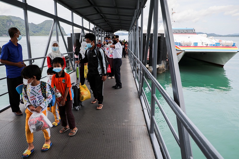 2021-09-16T074715Z_1_LYNXMPEH8F09F_RTROPTP_4_HEALTH-CORONAVIRUS-MALAYSIA-TOURISM.JPG