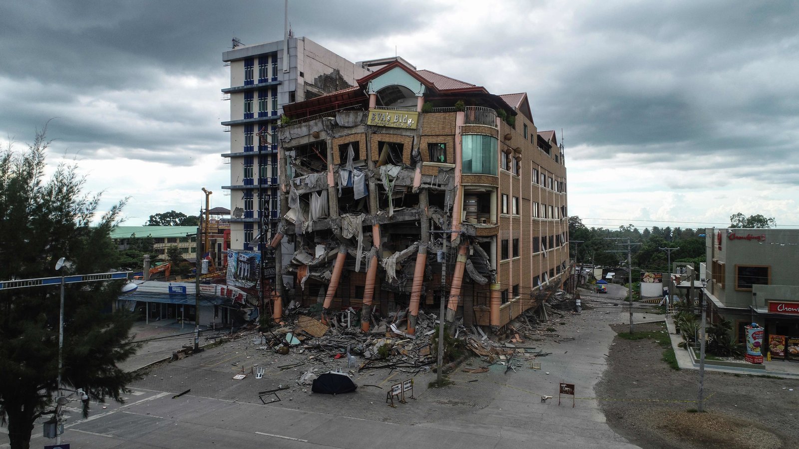 31philippines-quake-new-videoSixteenByNineJumbo1600.jpg.3ffc2b69c5d4e914a9f55c5763185502.jpg