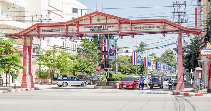 Hua-Hin_-Traffic-waiting-at-a-main-junction-in-the-centre-of-Hua-Hin-696x368.jpg