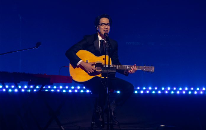 charlie-lim-back-to-live-credit-marina-bay-sands@2000x1270-696x442.jpg.64eb4c7774d32236ca6b2600bbe433cd.jpg