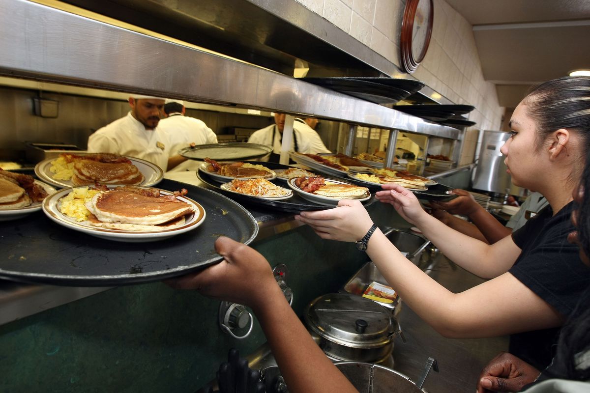 waitress_tipping_sunday.0.jpg.d3999e05b9904cb814546c15c6c75038.jpg
