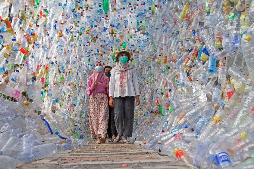 2021-10-04T010529Z_1_LYNXMPEH9300X_RTROPTP_4_INDONESIA-ENVIRONMENT-PLASTIC-MUSEUM.JPG