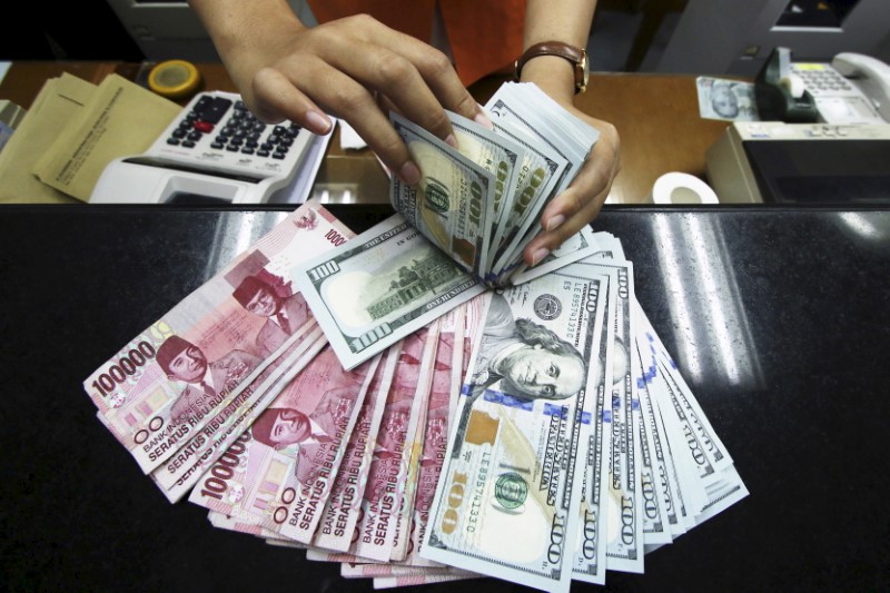 2021-10-07T032306Z_1_LYNXMPEH9603R_RTROPTP_3_INDONESIA-MARKETS-FOREX.JPG