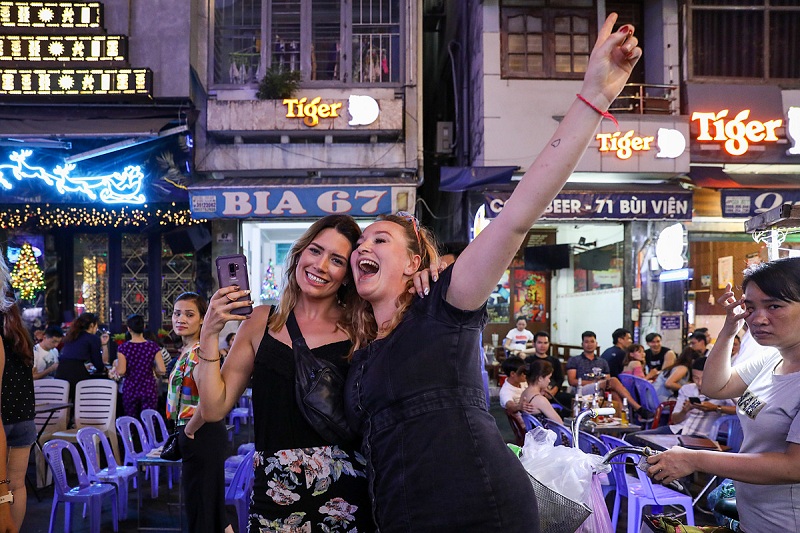 tourists-1634892776-7747-1634892788.jpg