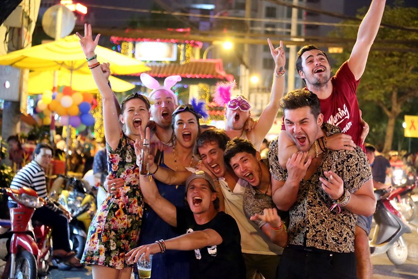 expats-saigon-1.jpg.54d57da8afa312af42c0d1351cb95835.jpg