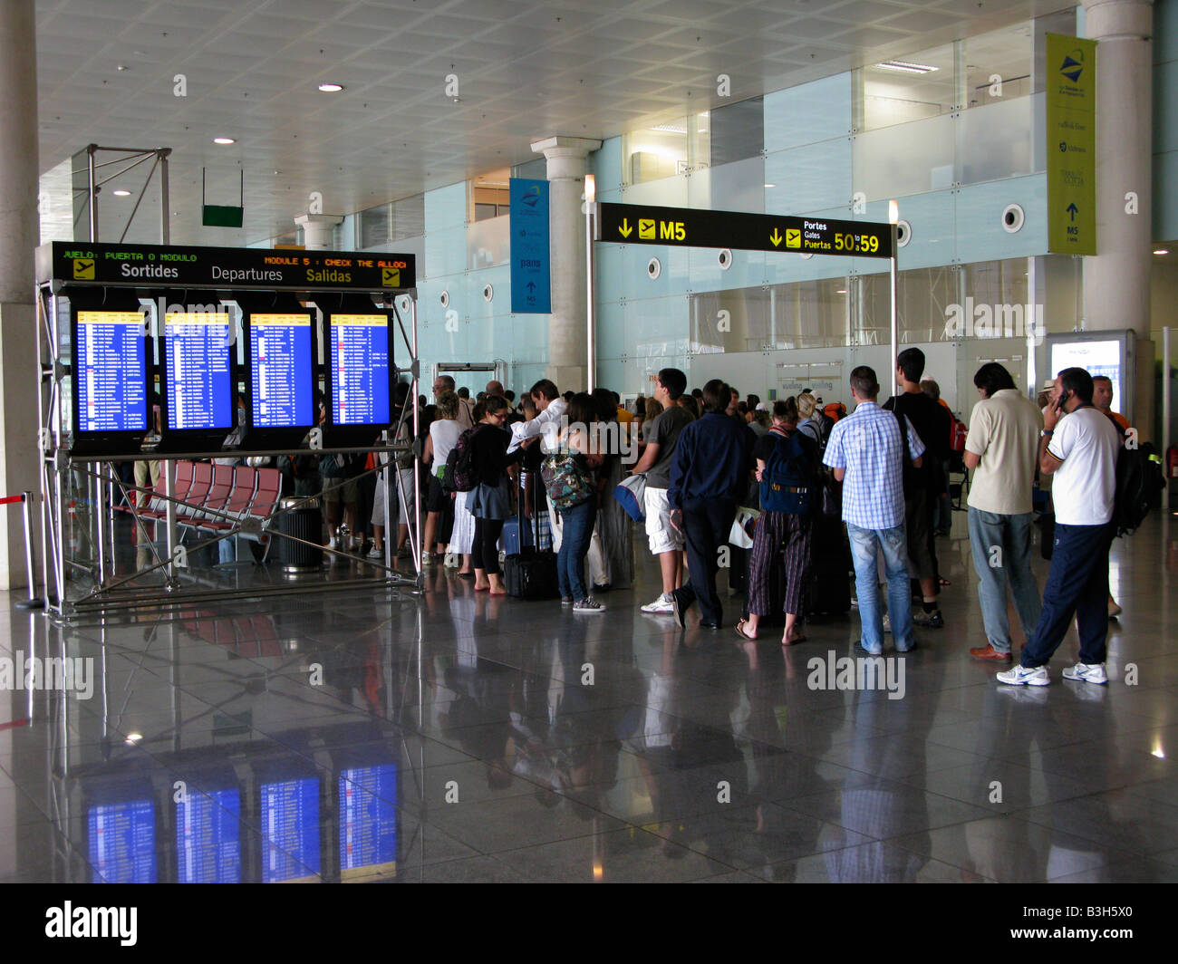 immigration-control-airport-B3H5X0.jpg.6c888658dc4d9e3344e0e922cf801696.jpg