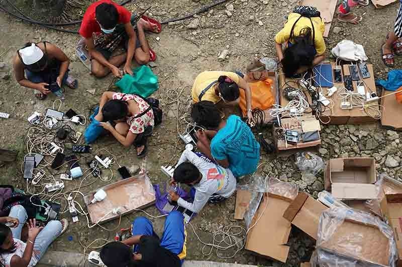 afp-odette-bohol-charging-phones_2021-12-23_10-17-47.jpg