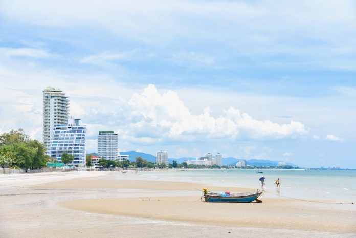 hua-hin-beach-1-696x465.jpg