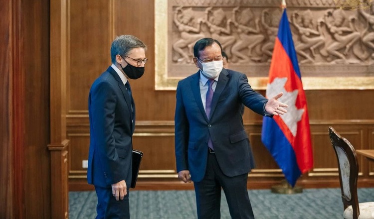 senor-us-envoy.jpg.4a5f92af1d767bcb55b5bbb66dd016b8.jpg