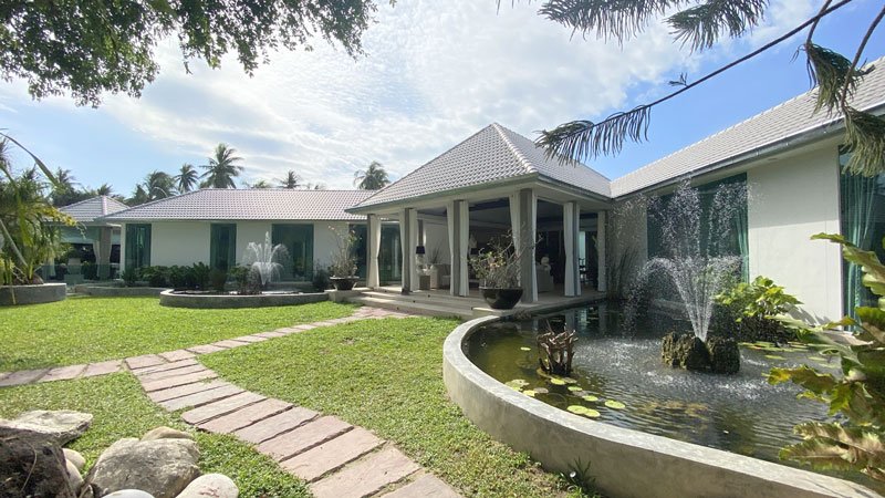 The joy of water and space - a grandioso villa.jpg